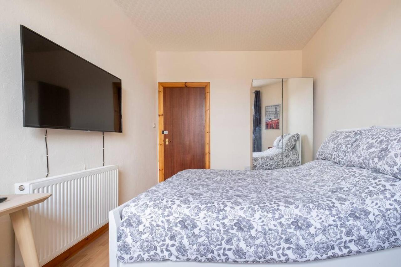 2 Bed Central Ness Apart - May Court Инвернес Екстериор снимка