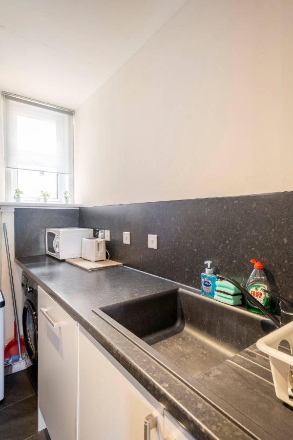 2 Bed Central Ness Apart - May Court Инвернес Екстериор снимка