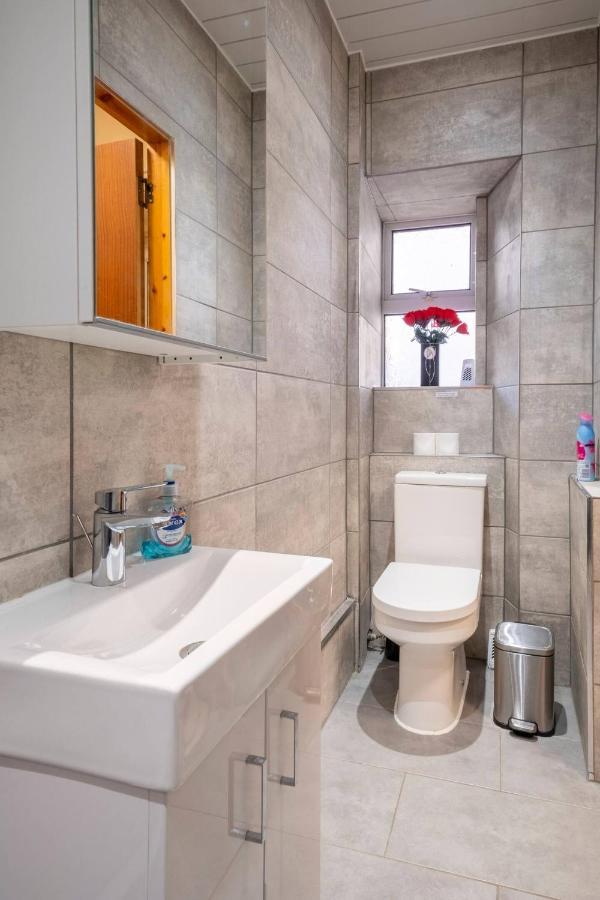2 Bed Central Ness Apart - May Court Инвернес Екстериор снимка