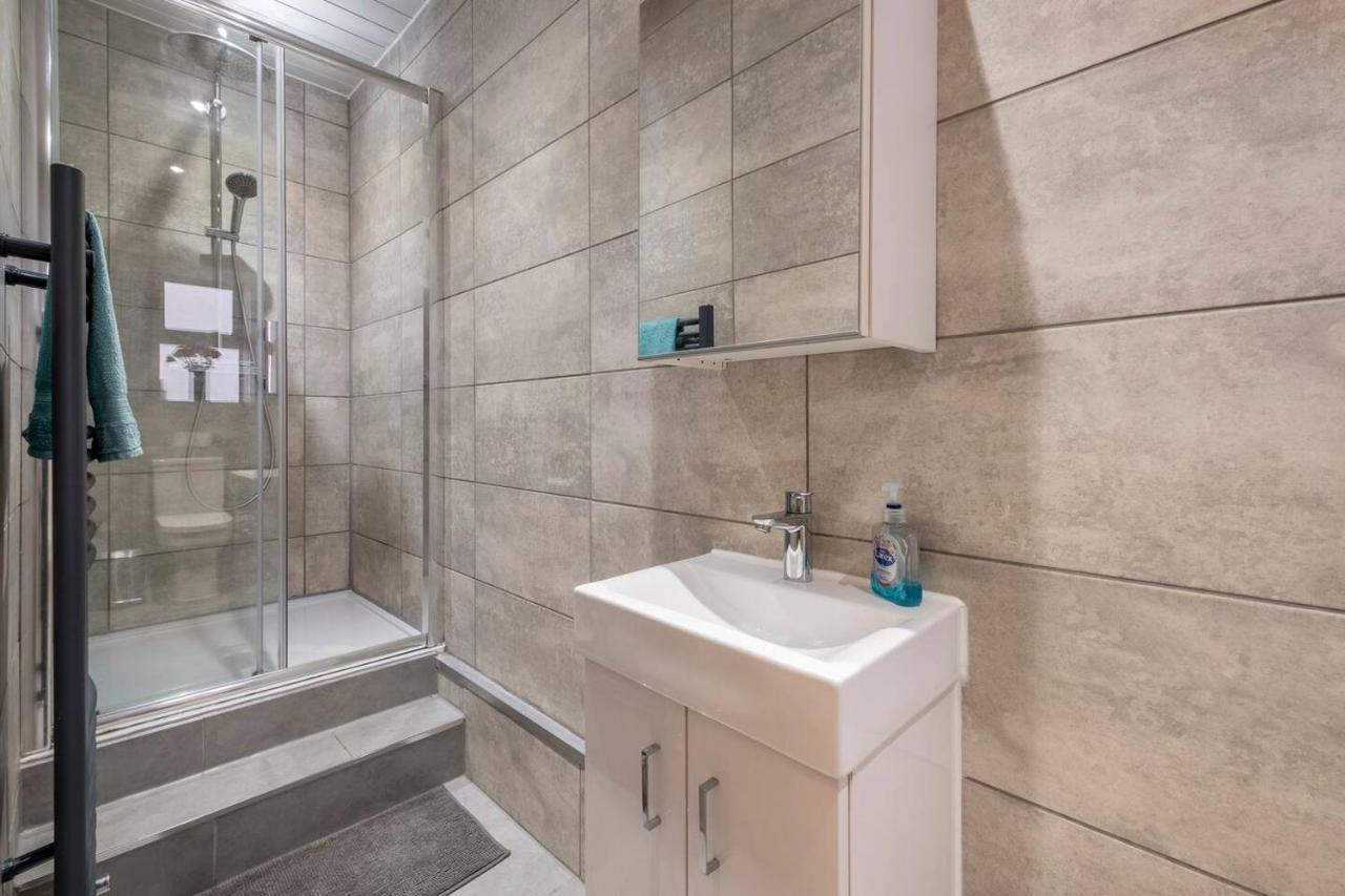 2 Bed Central Ness Apart - May Court Инвернес Екстериор снимка