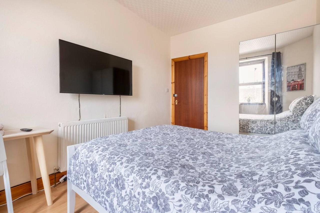 2 Bed Central Ness Apart - May Court Инвернес Екстериор снимка