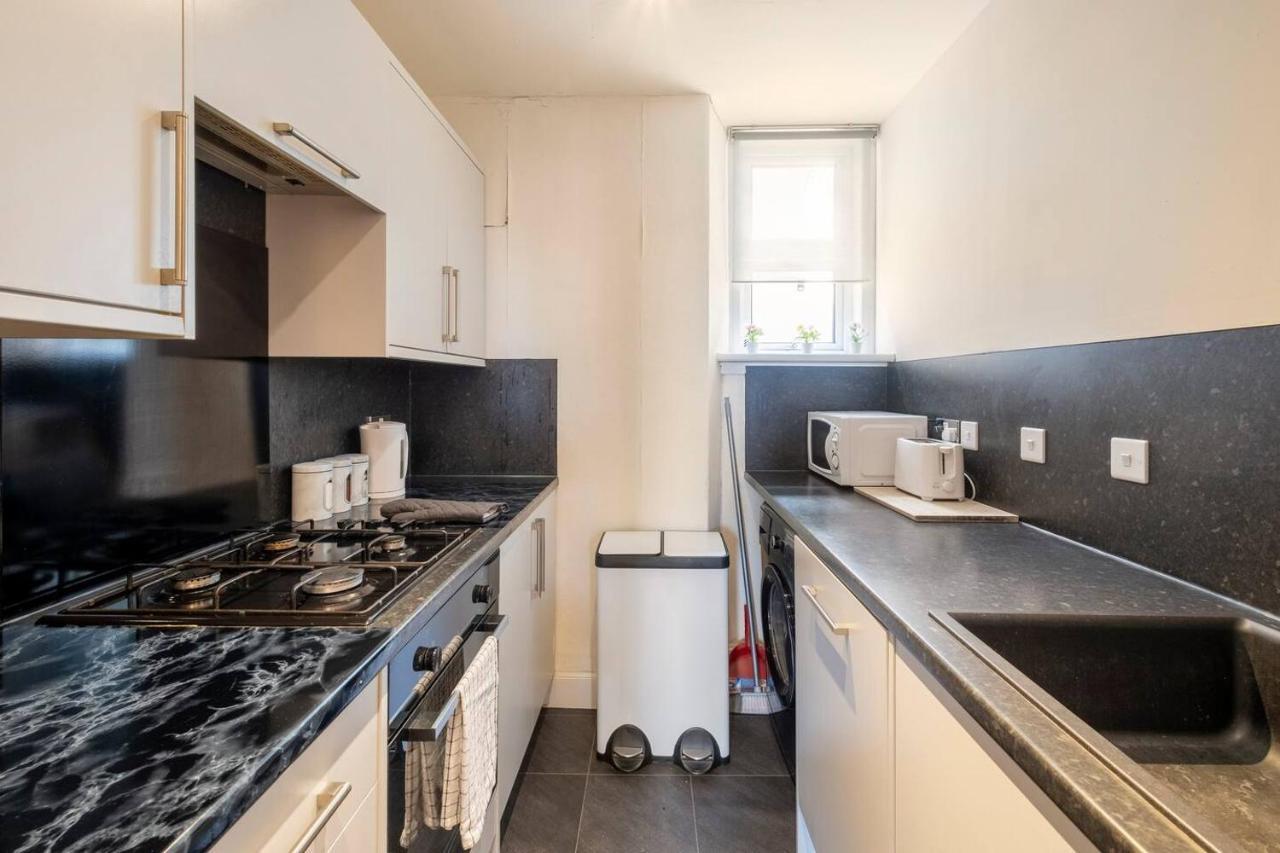 2 Bed Central Ness Apart - May Court Инвернес Екстериор снимка